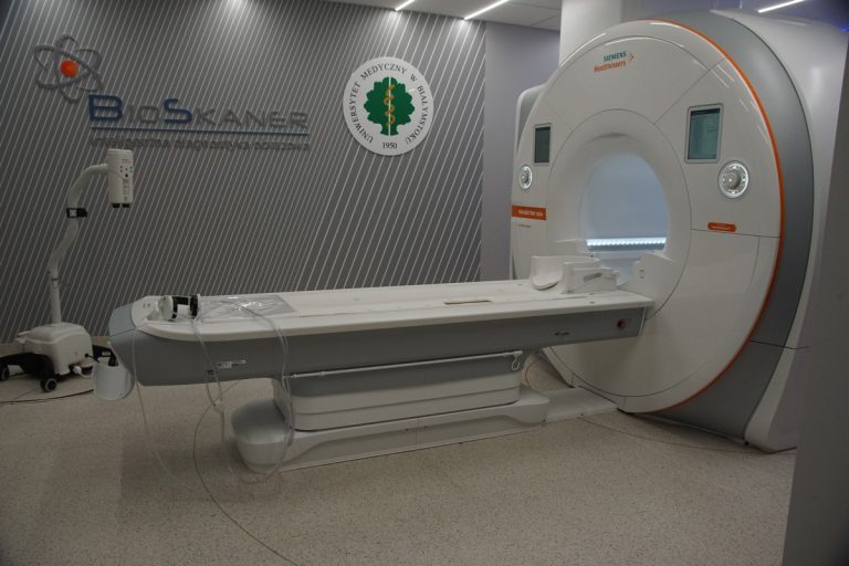 W pracowni stoi biały rezonans magnetyczny