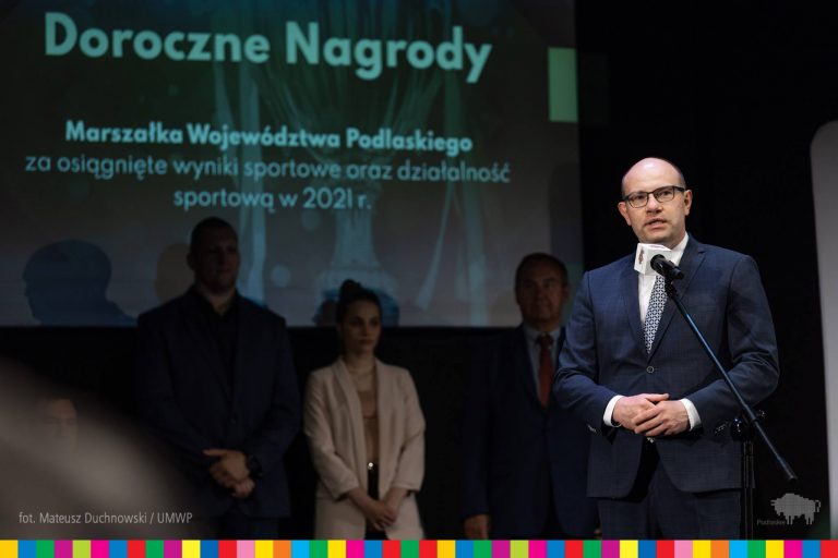 Marszałek, w tle sportowcy