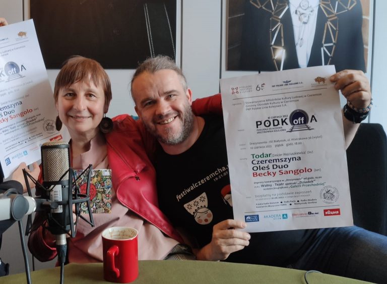 dwie osoby w radiowym studio