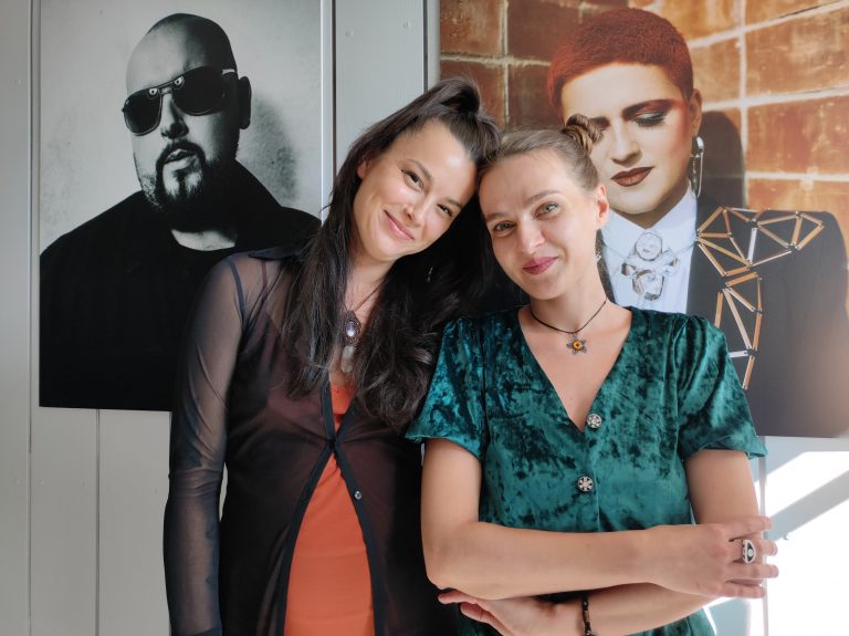 Dwie dziewczyny w radiowym studio