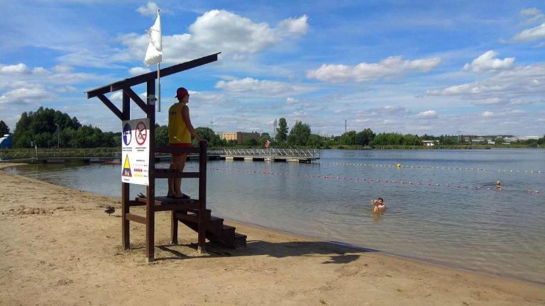 Ratownik obserwuje wodę i plażę