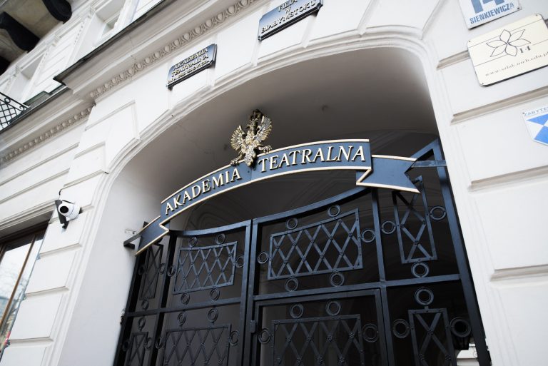 Brama i wejście do budynku