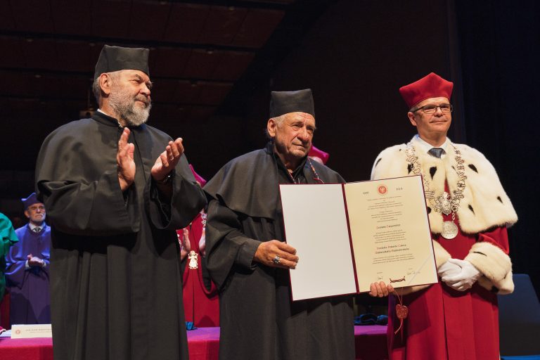 Trzej mężczyźni, dwóch z nich ma czarne togi