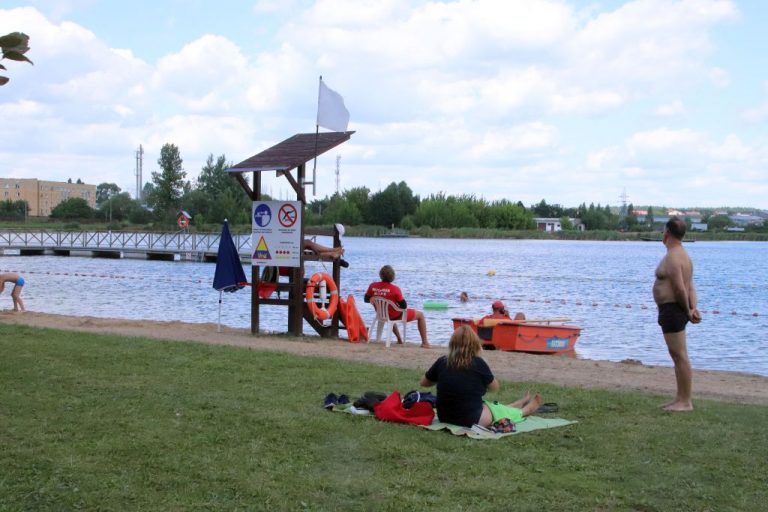 Kąpielisko na Dojlidach, ratownik na brzegu obserwuje wodę, obok plażowicze