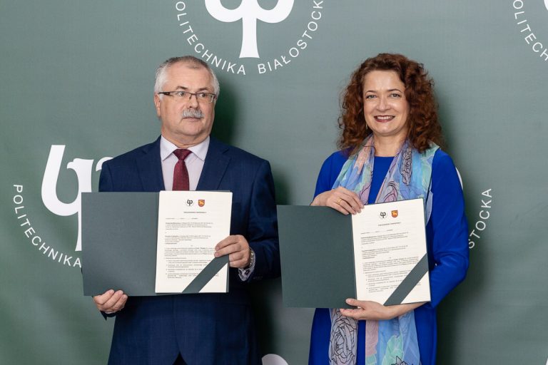Kobieta i mężczyzna prezentują podpisane dokumenty