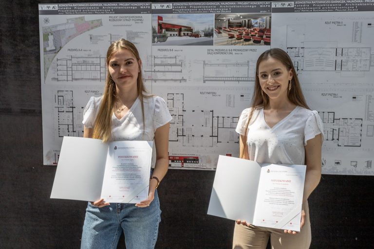 Dwie młode dziewczyny trzymają w rękach podziękowania