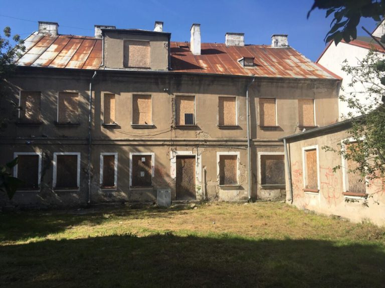 Stara zaniedbana kamienica