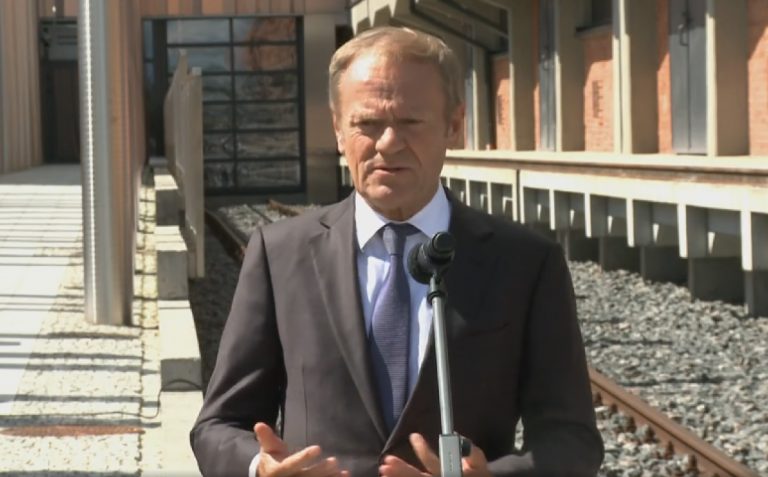 Męzczyzna przed budynkiem Muzeum Pamięci Sybiru