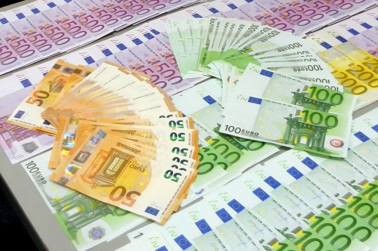 Banknoty na stole