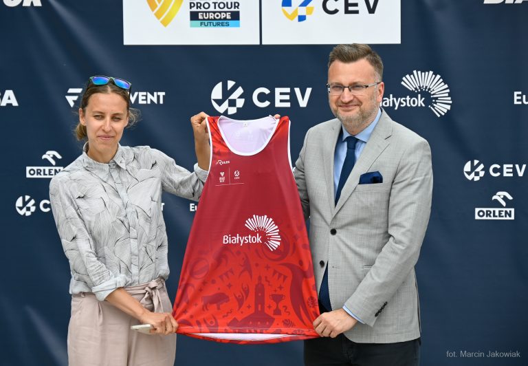 Kobieta i mężczyzna prezentują koszulkę sportową