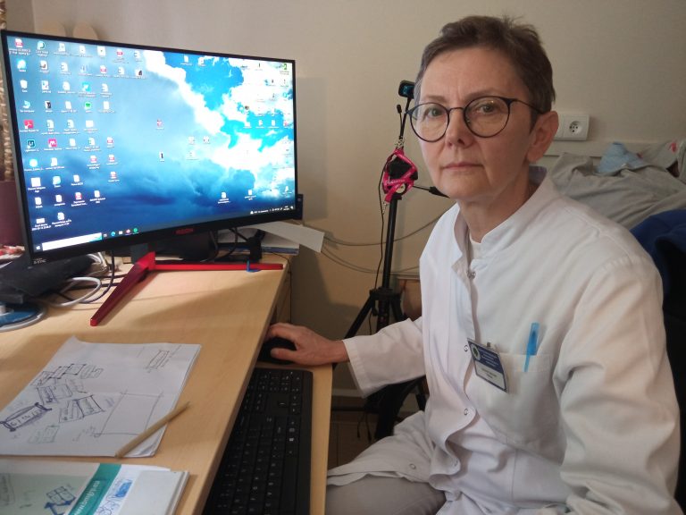 Pani doktor siedzi przy komputerze w gabinecie