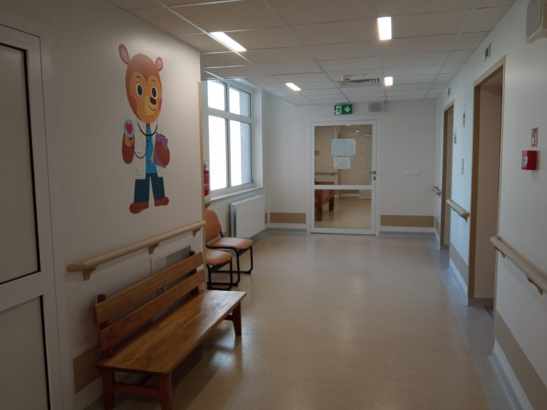 Korytarz na wyremontowanym oddziale szpitala dziecięcego