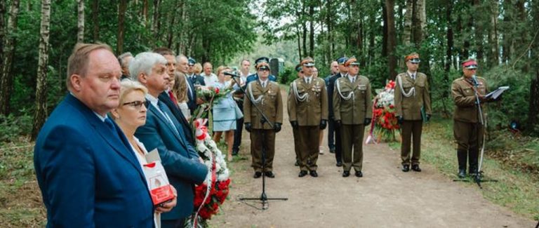 przedstawiciele wojska i władz lokalnych