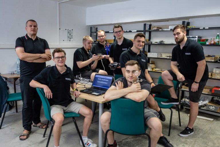 grupa studentów mężczyzni