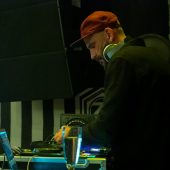DJ w czerwonej czapce