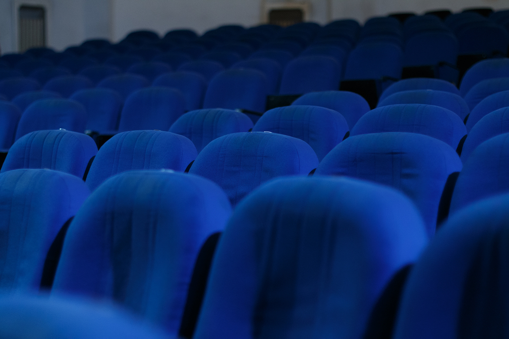 niebieskie fotele w teatrze