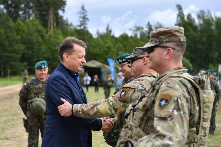 Błaszczak witający żołnierzy