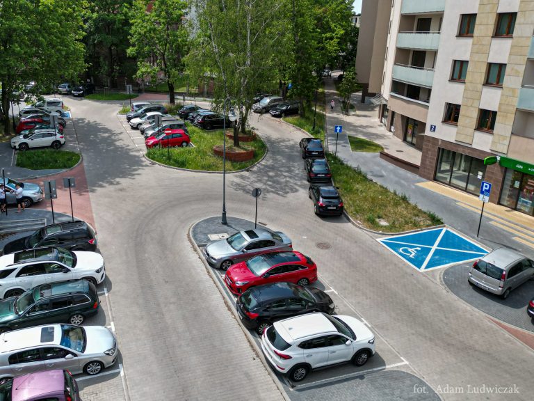 Zaparkowane samochody w bocznej uliczce na miejscach parkingowych