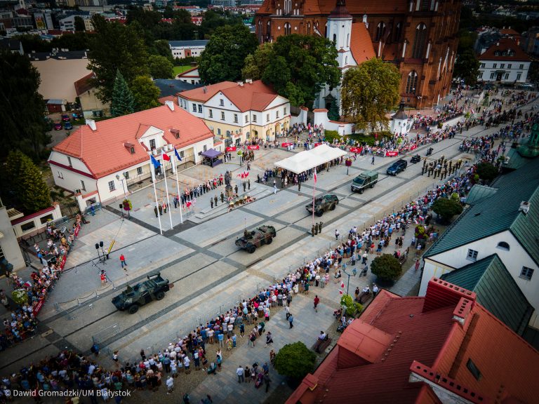 Widok z lotu ptaka, na sprzęt wojskowy i obserwujących mieszkańców