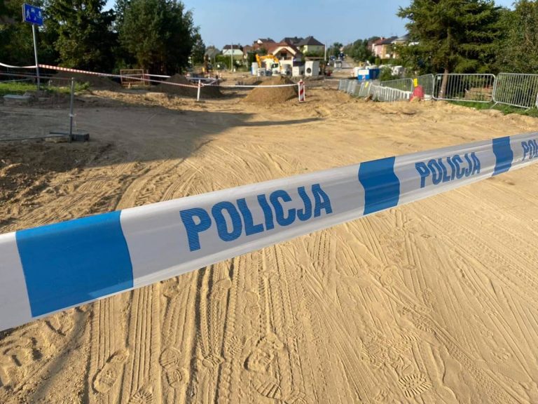 Ogrodzony policyjną taśmą teren budowy