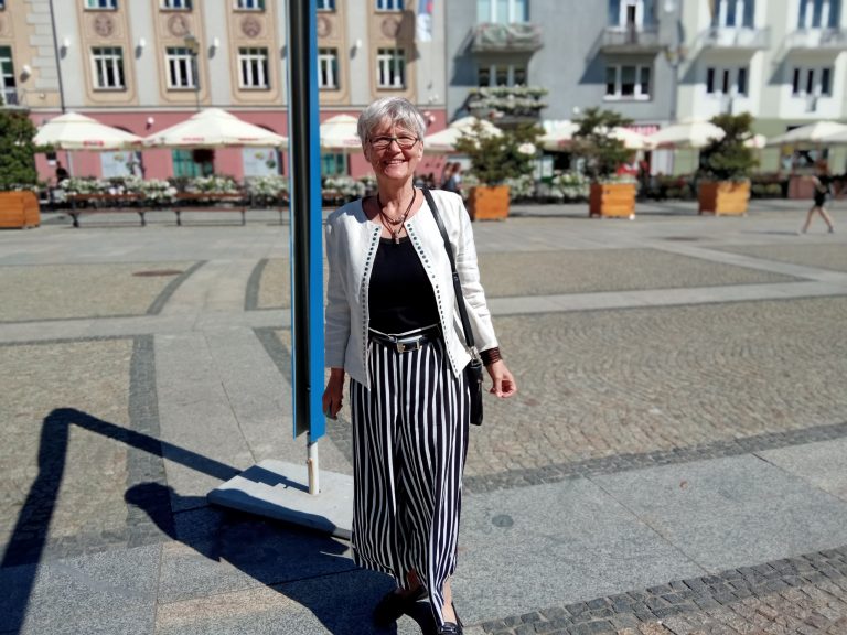 Kobieta stoi na środku rynku