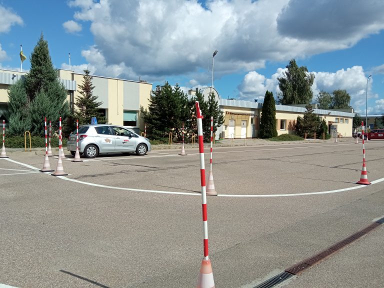 Samochód nauki jazdy stoi na placu