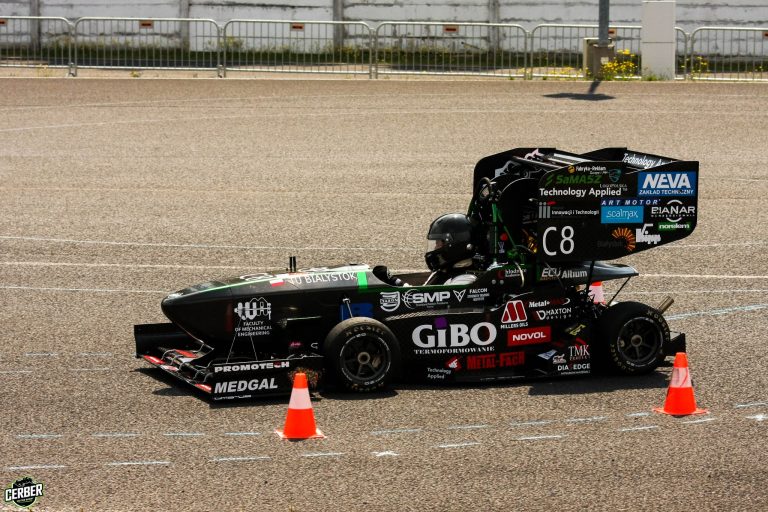 Auto bolidu CMS-08 na torze wyścigowym