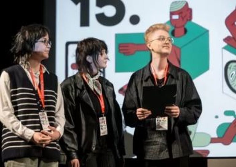 trzy wolontariuszki 15. edycji festiwalu ŻUBROFFKA stojące na scenie