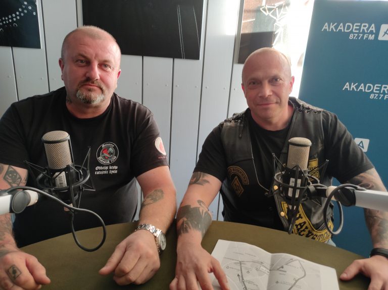Dwaj mężczyźni w radiowym studio