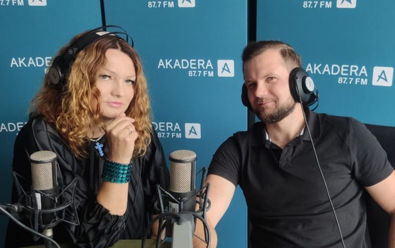 Dwie osoby w radiowym studio