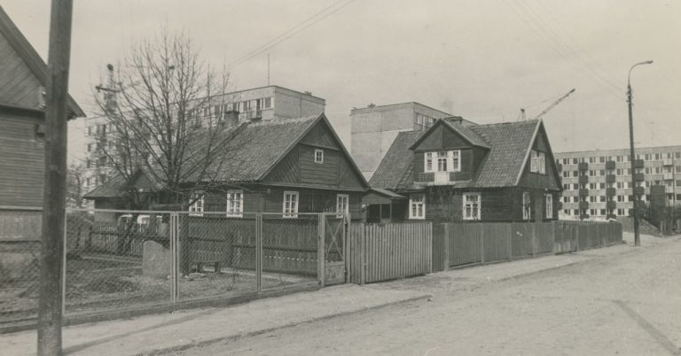 stara fotografia, na której są widoczne drewniane domy z osiedla Białostoczek