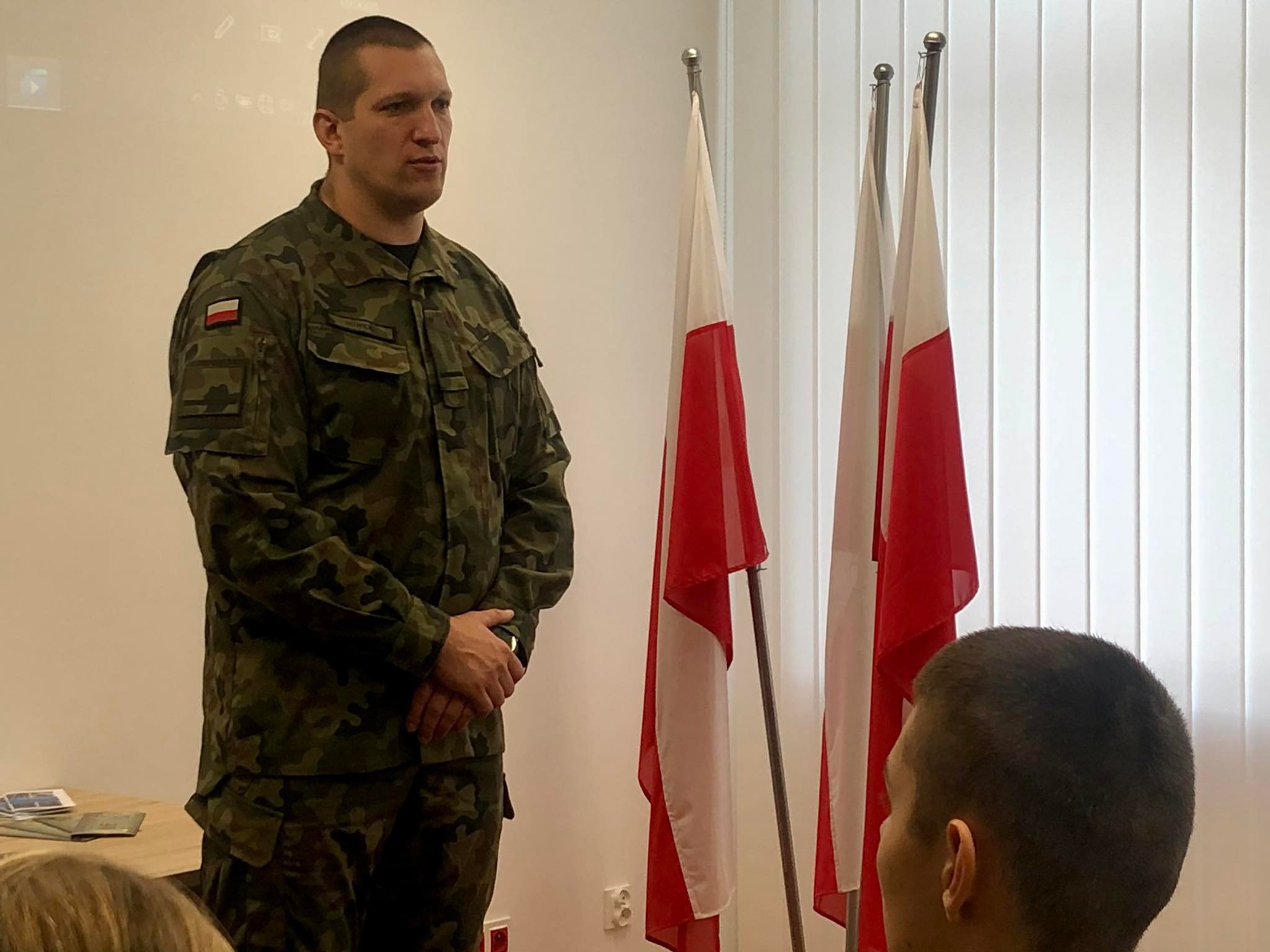 Mężczyzna stoi w mundurze żołnierza Wojska Polskiego