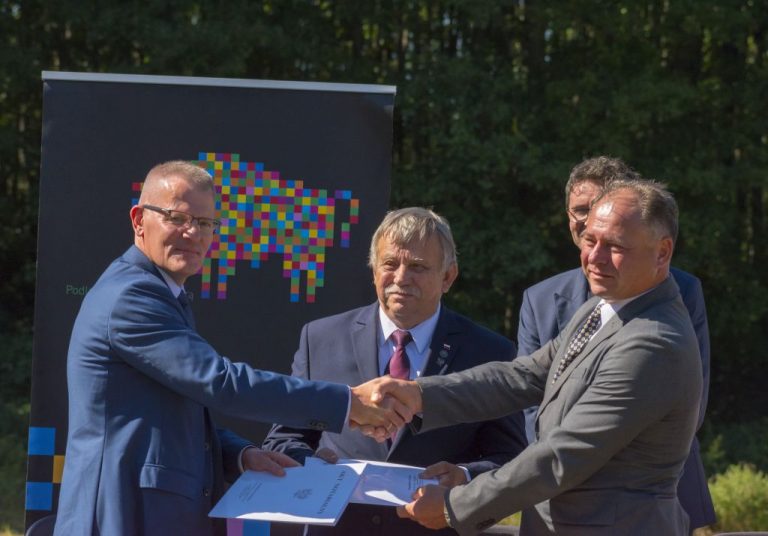Czterech mężczyzn ściska sobie dłonie