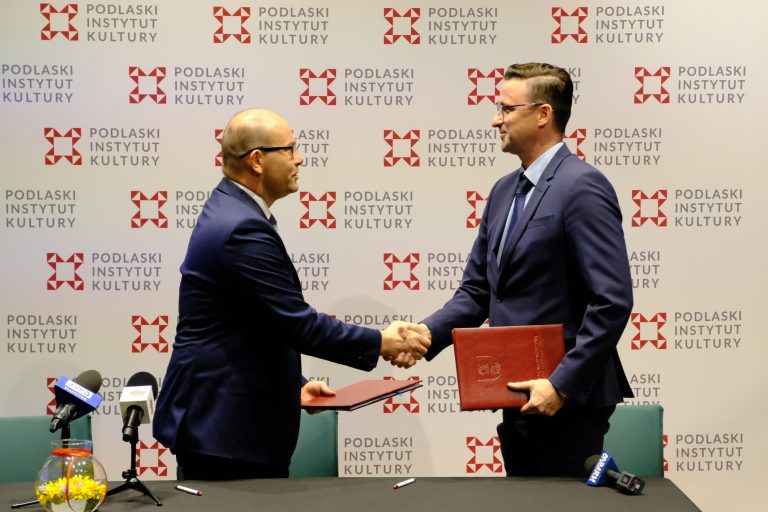 Dwóch mężczyzn ściska sobie dłonie