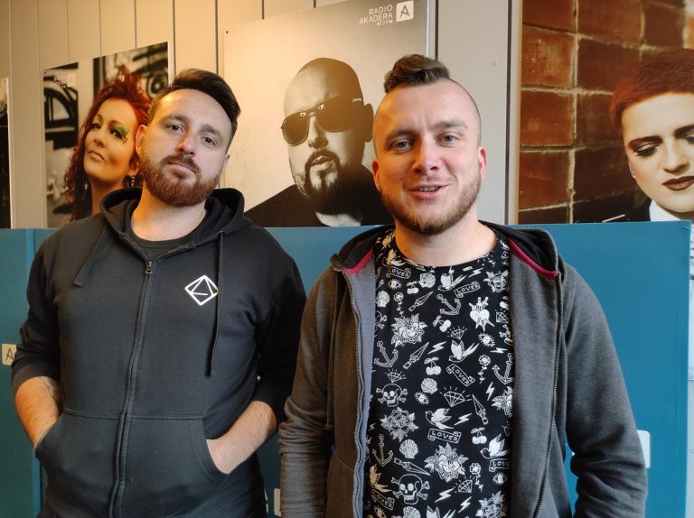 Dwaj mężczyźni w radiowym studio
