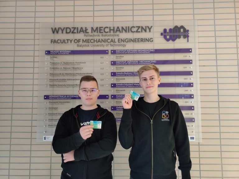 Studenci przed siedzibą wydziału