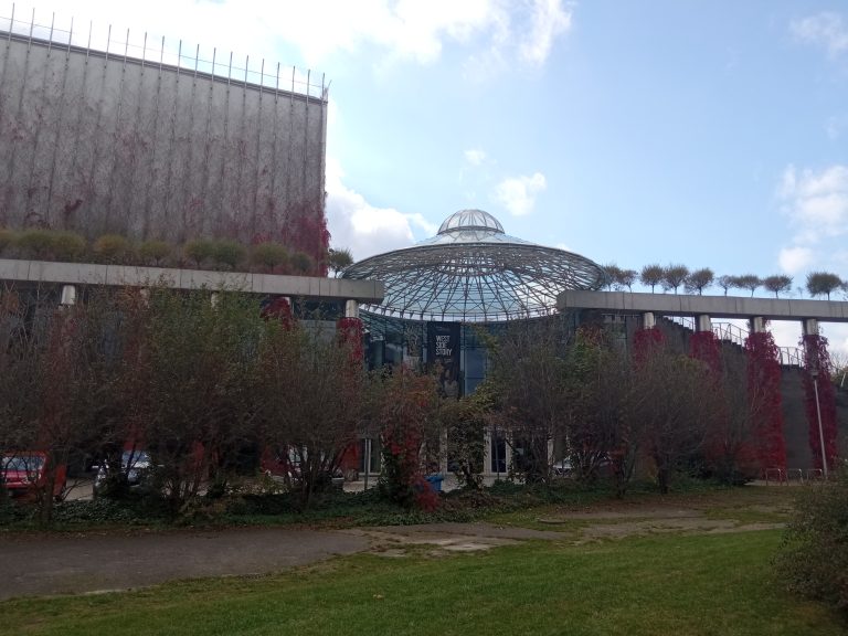Budynek Opery i Filharmonii Podlaskiej jesienią