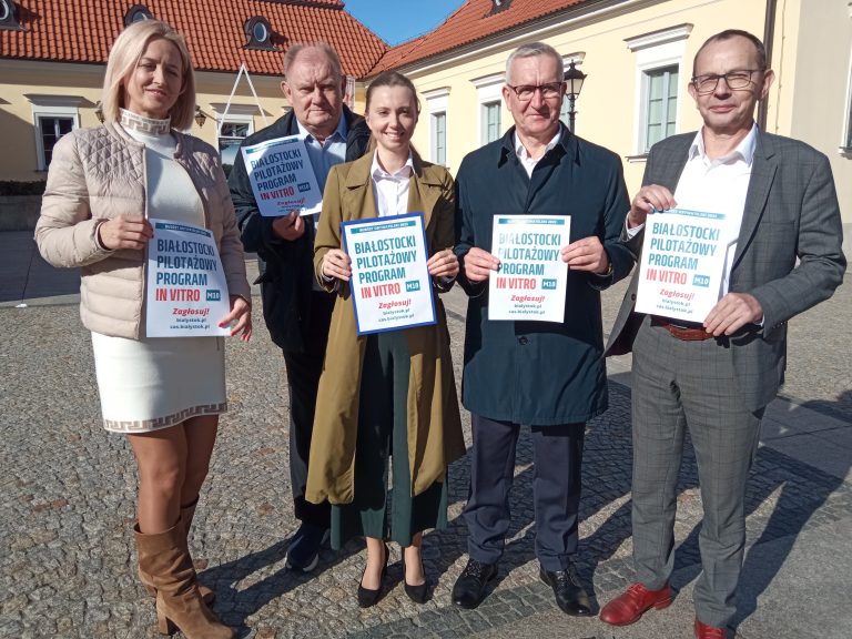 Dwie kobiety i tzrech mężczyzn stoi obok siebie, trzymają ulotki o projekcie budżetu obywatelskiego