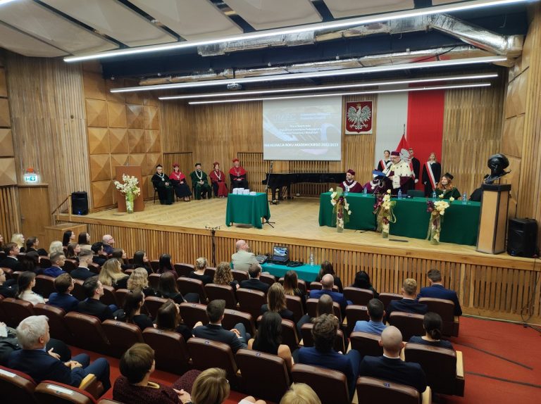 Aula wypełniona ludźmi