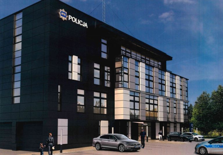 Wizualizacja nowego budynku komisariatu. Przed budynkiem stoja zaparkowane auta, idą ludzie