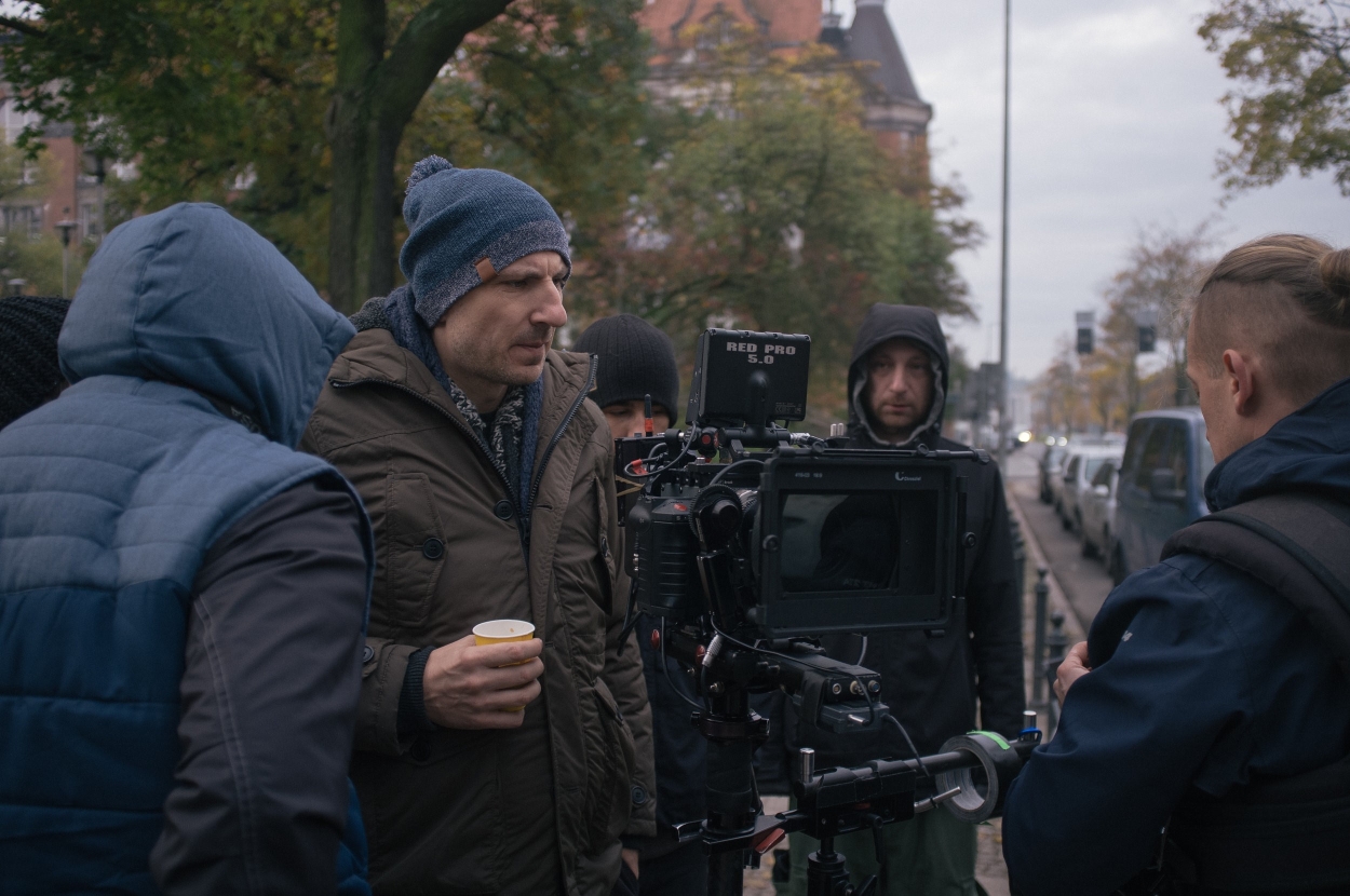 Kilku mężczyzn przy kamerze filmowej