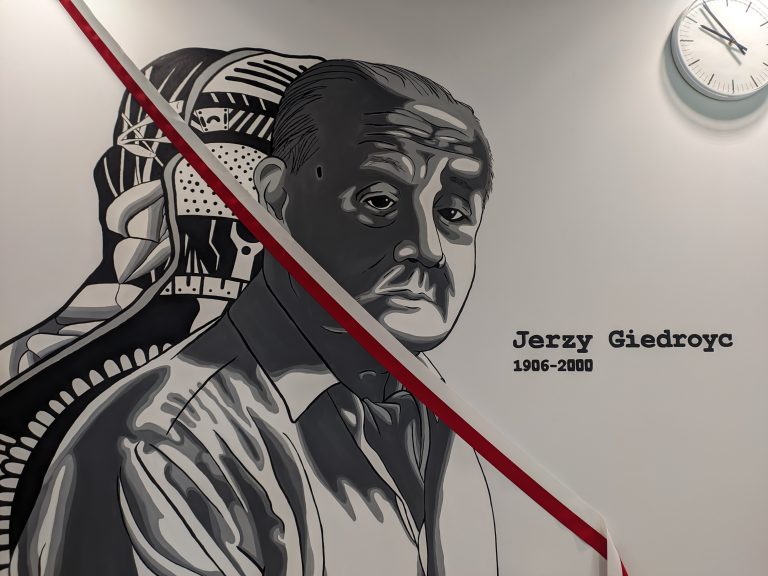 Mural przedstawia postać starszego mężczyny