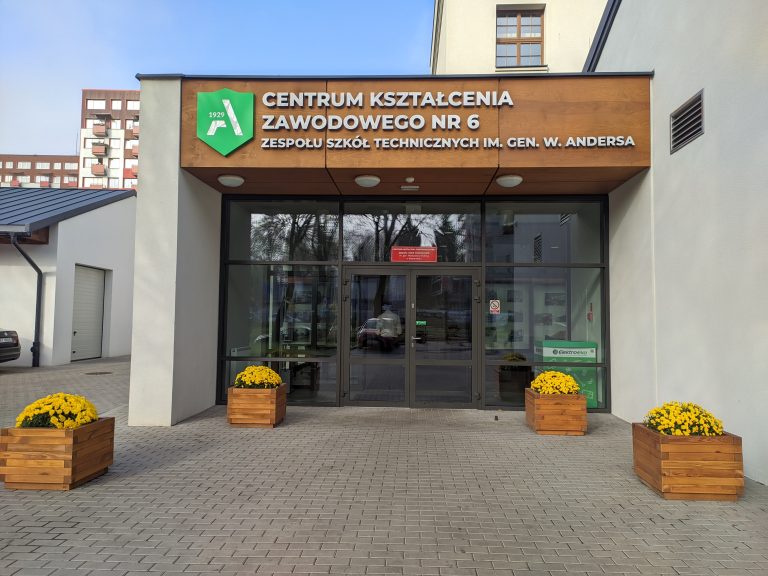 Wejście do nowoczesnego budynku