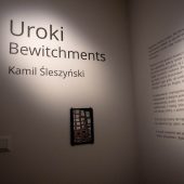 Zdjęcie napisów na ścianie na początku wystawy