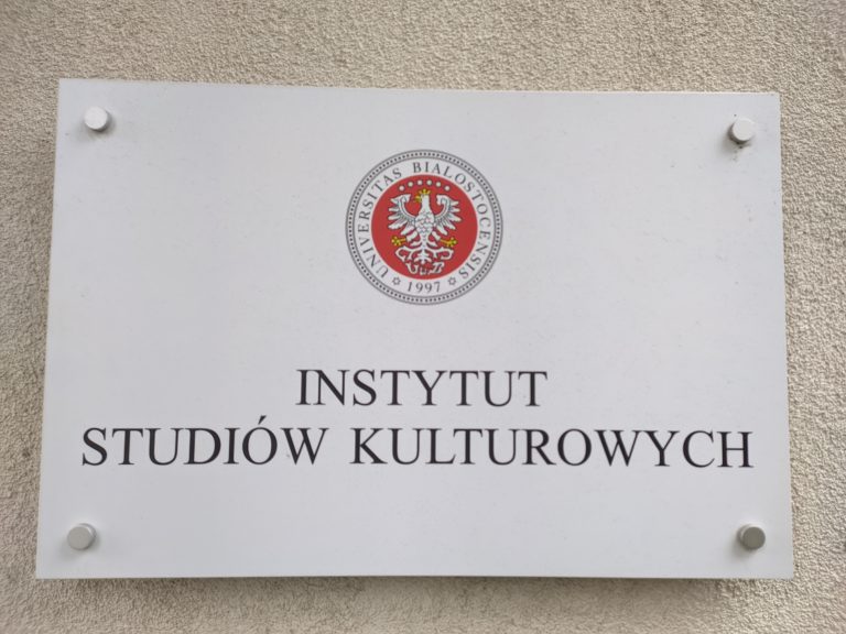 Tablica wisi na ścianie z logiem UwB i napisem Instytut Studiów Kulturowych