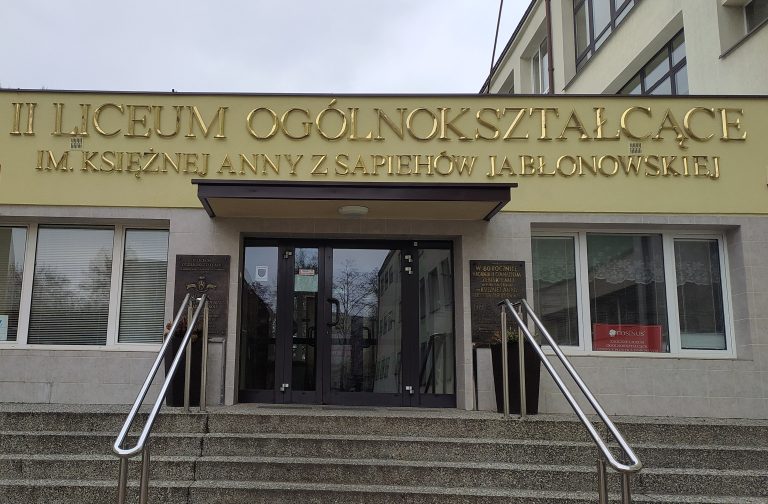 Wejście do szkoły