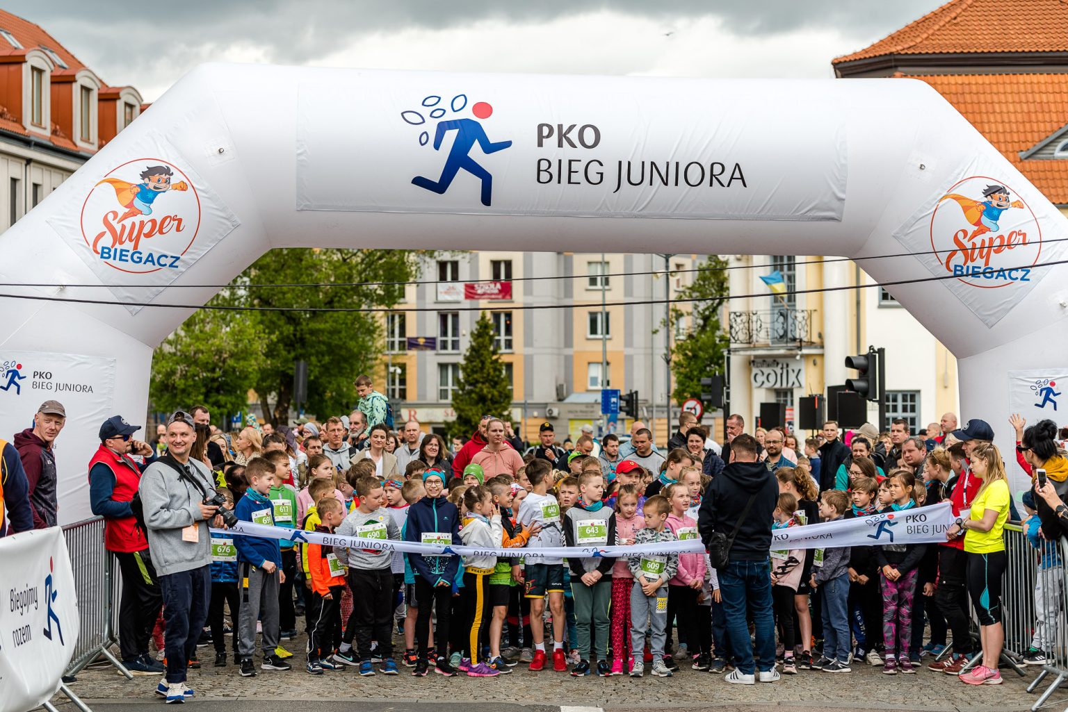 Dużo dzieci stoi na starcie wyścigu