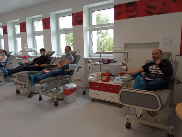 Na specjalnych łóżkach siedzą mężczyźni i oddają krew