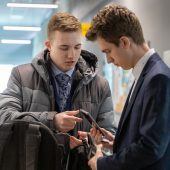 Uczniowie przed maturą sprawdzają informacje w telefonach