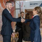 Uczniowie na korytarzu gratulują sobie, ściskając dłonie